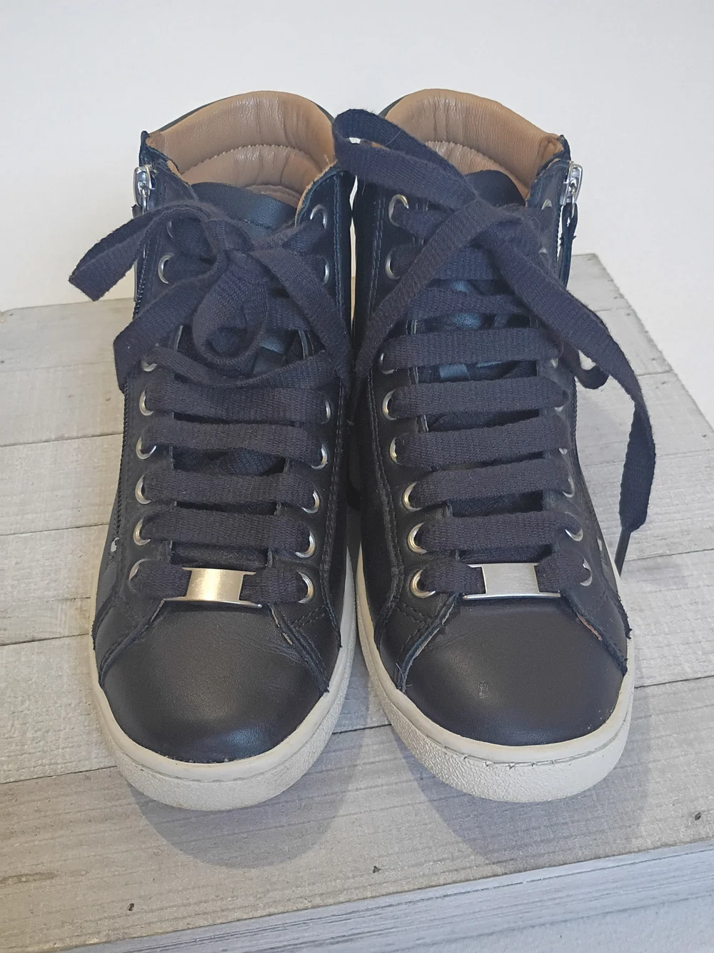 UGG Olive women's high-top sneakers in black leather With Side Zipper Size 5